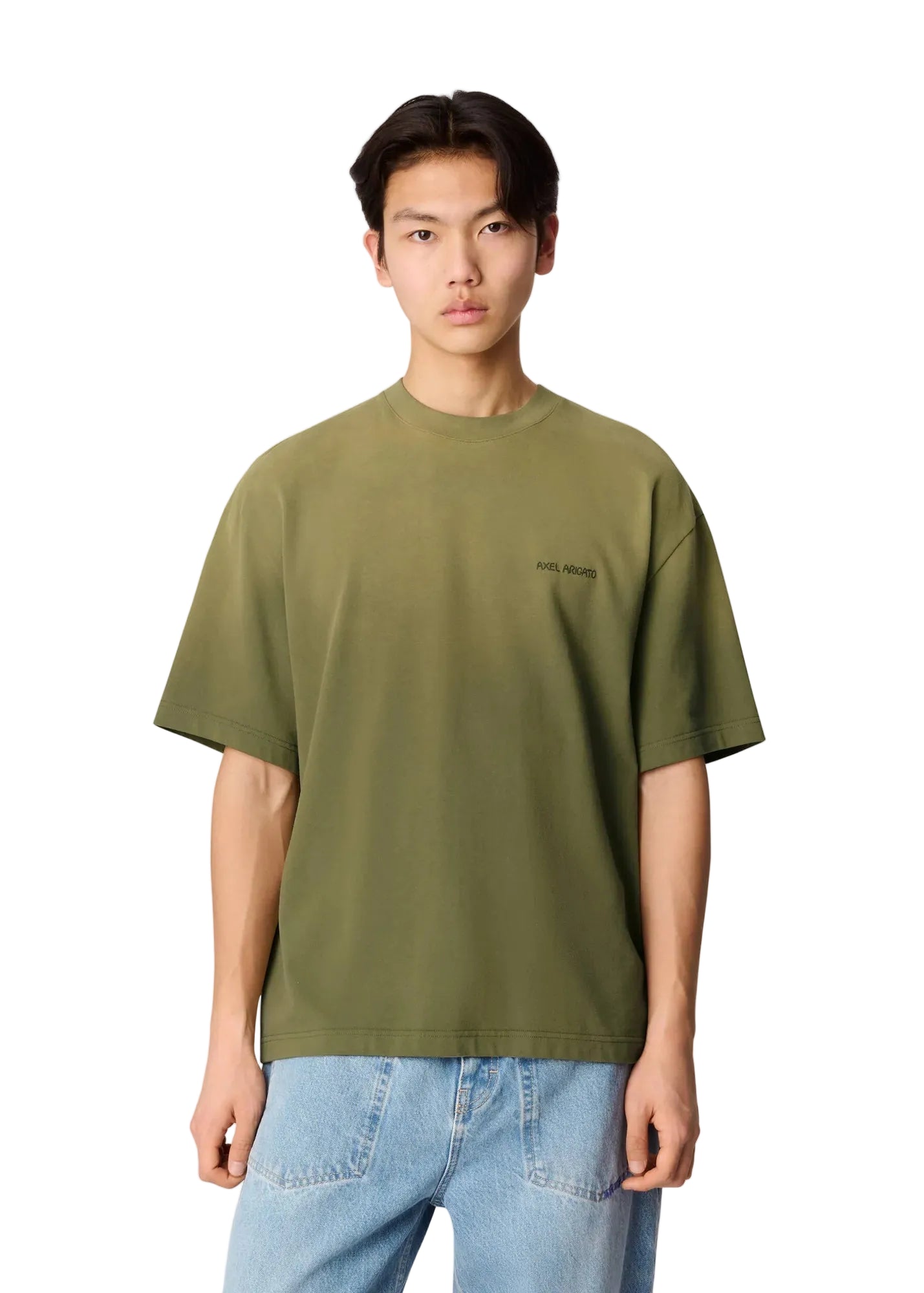 Hombre con la camiseta Axel Arigato Gradient verde oliva oversized y vaqueros claros, vista de frente