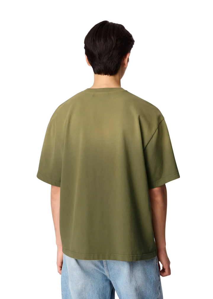 Hombre con la camiseta Axel Arigato Gradient verde oliva oversized, vista de espalda con el degradado