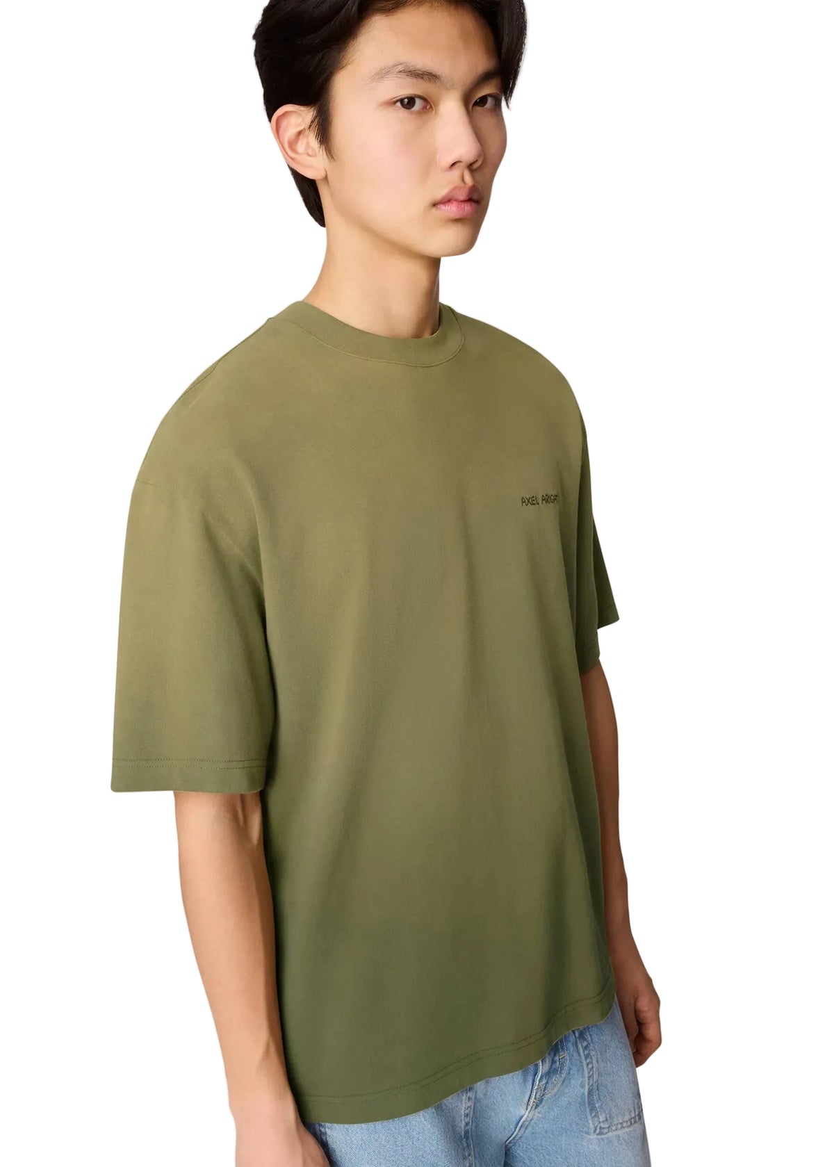 Hombre con la camiseta Axel Arigato Gradient verde oliva oversized, vista de tres cuartos