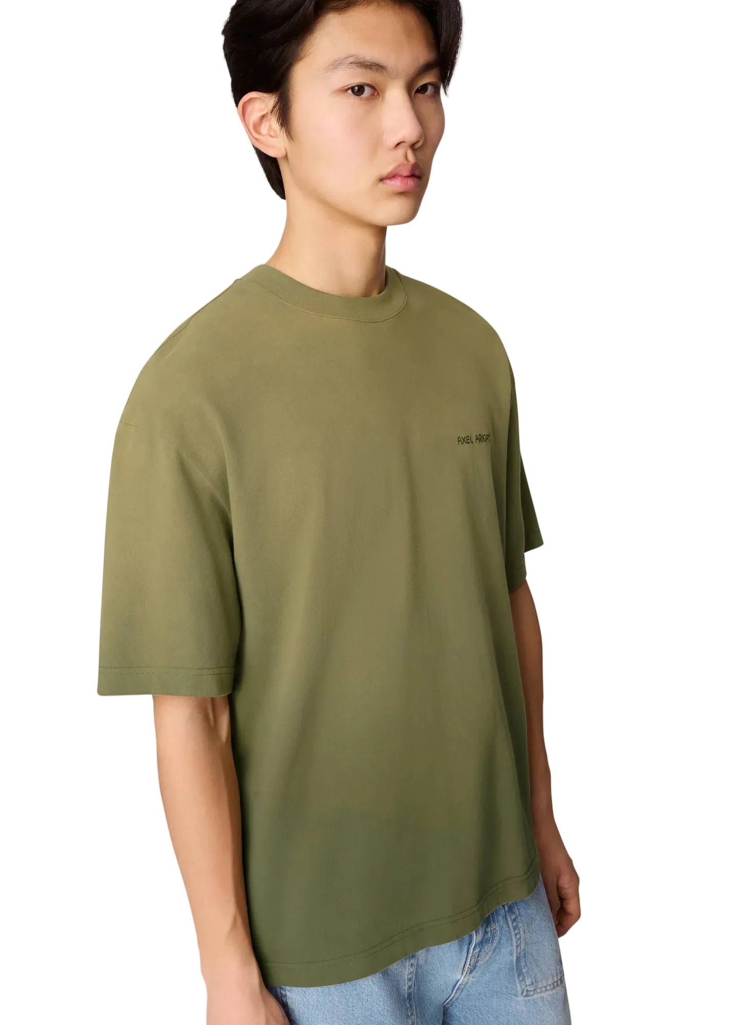 Hombre con la camiseta Axel Arigato Gradient verde oliva oversized, vista de tres cuartos
