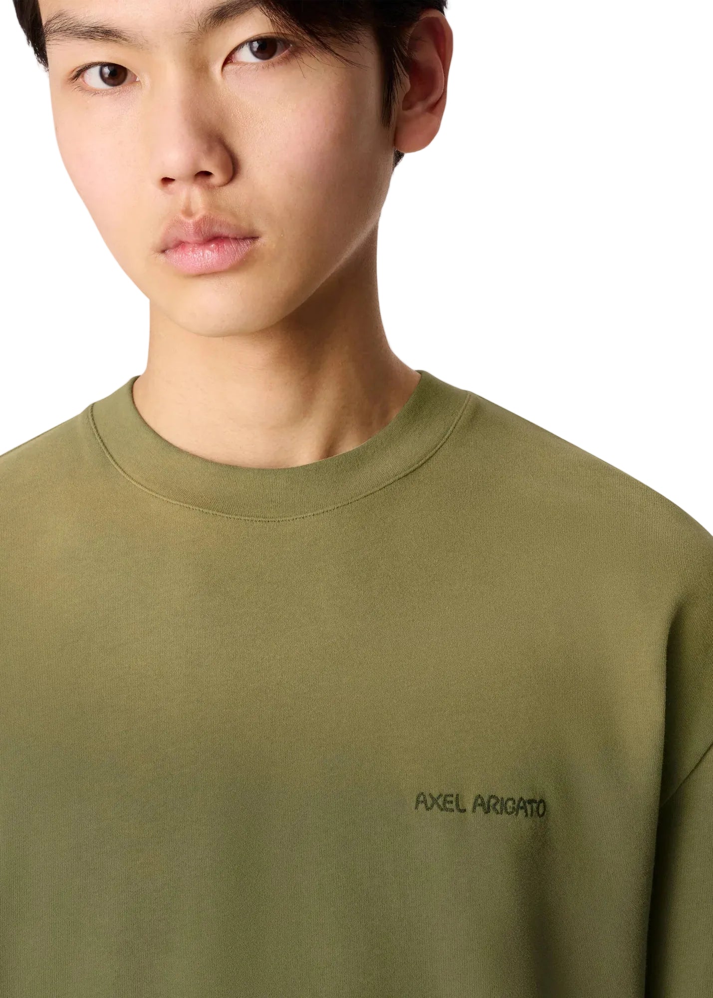 Detalle del bordado Axel Arigato en el pecho de la camiseta Gradient verde oliva