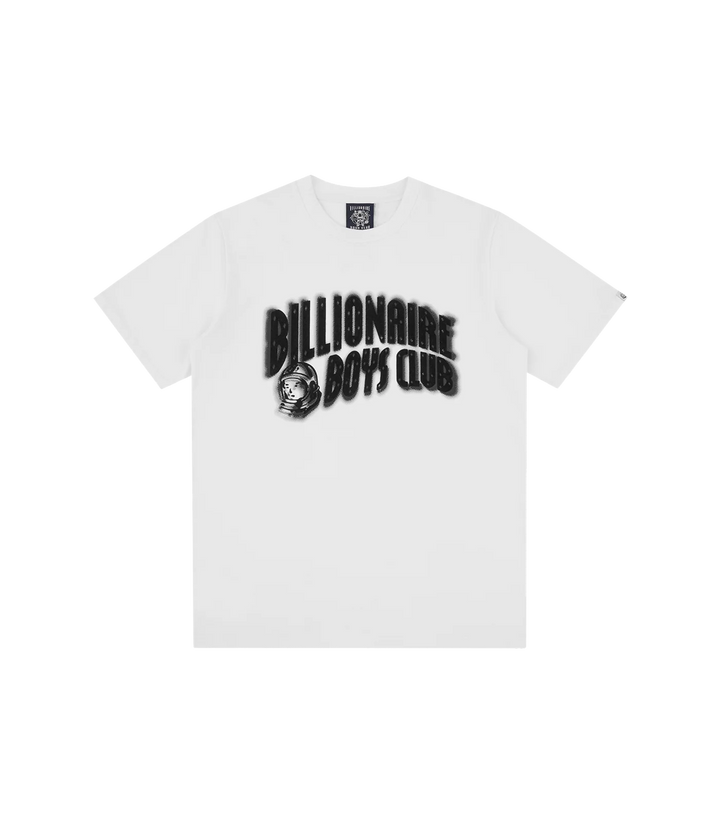 Camiseta Distorted Arch Logo White de Billionaire Boys Club Spring 26' logotipo de Arch con un efecto distorsionado con efecto ''flock'' en la parte frontal.