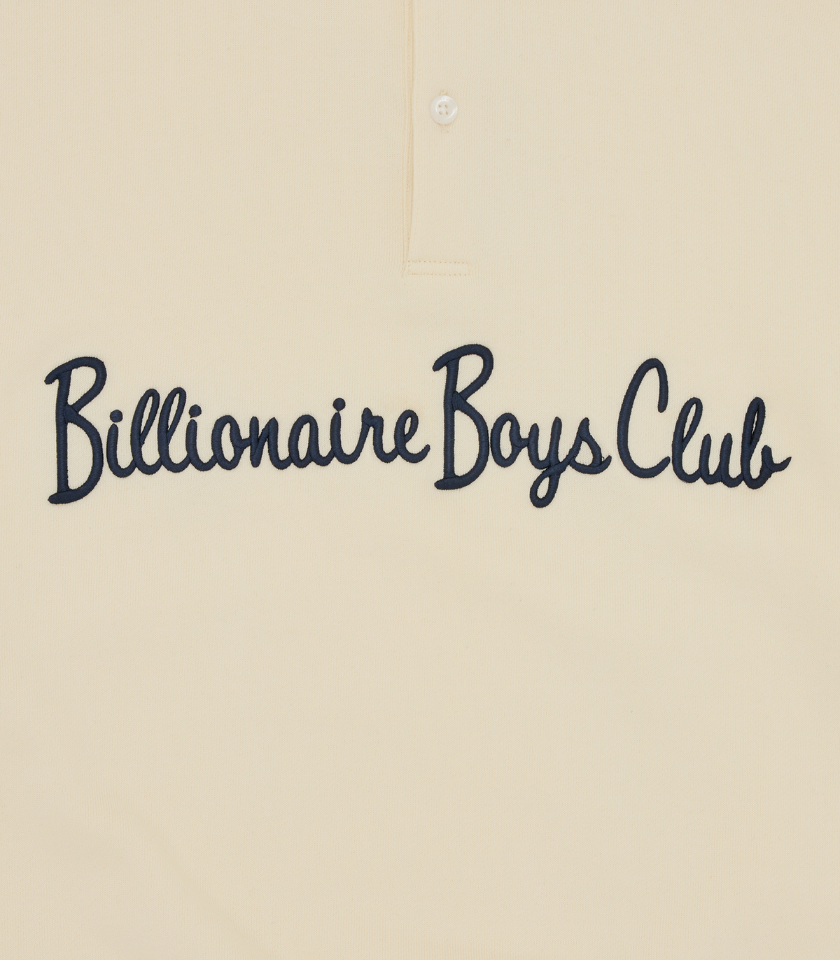 Detalle del script Billionaire Boys Club en azul marino sobre el pecho de la sudadera crema