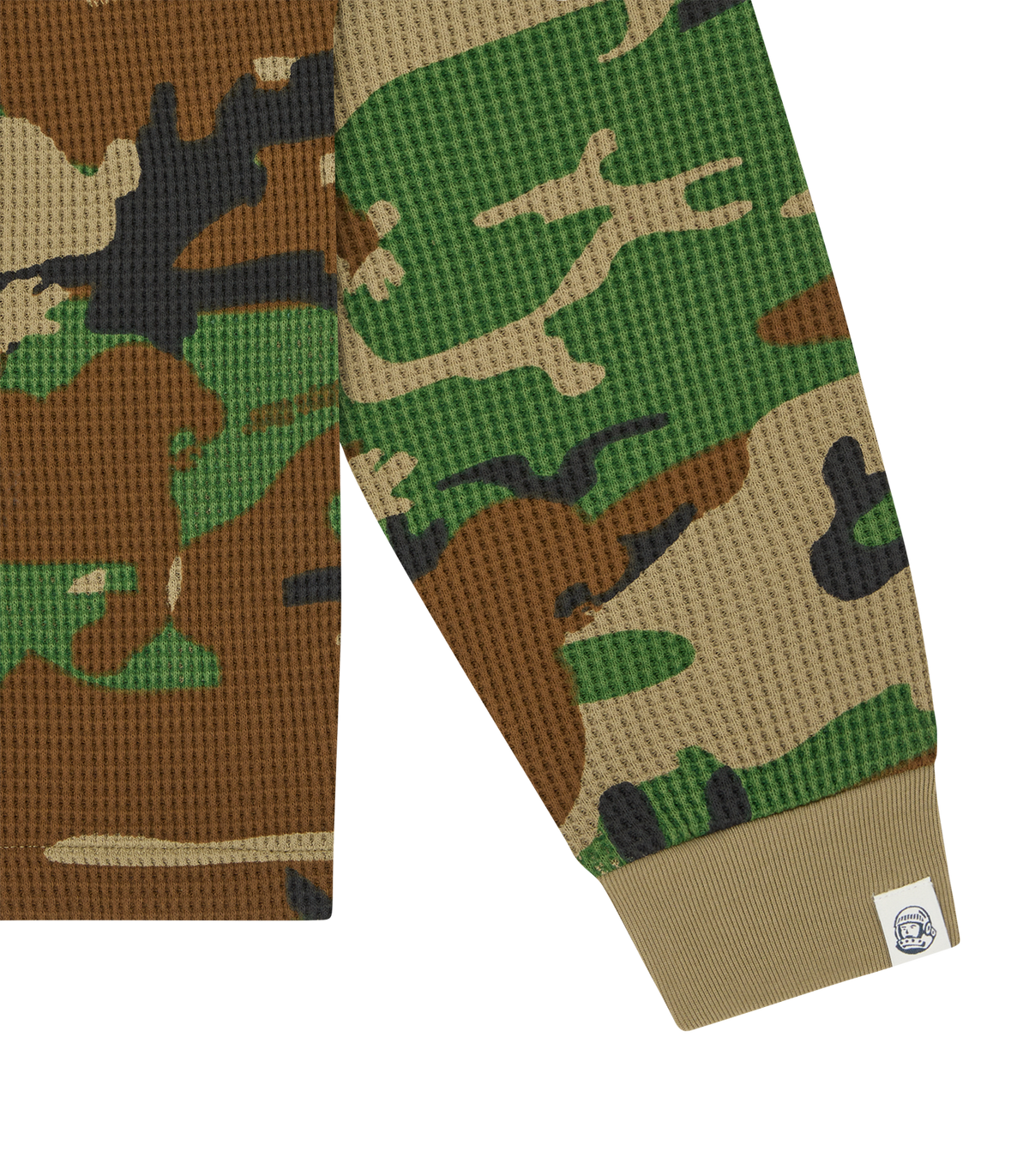Detalle del puño y el pequeño logo bordado en la manga de la camiseta de manga larga Billionaire Boys Club en camuflaje