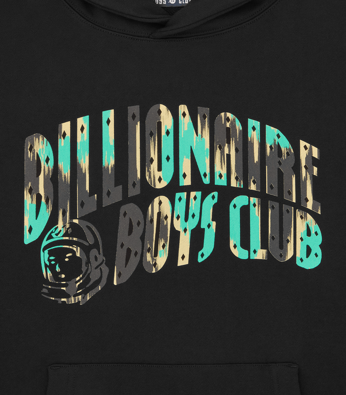 Detalle del logo BILLIONAIRE BOYS CLUB en letras arqueadas con relleno verde y el emblema del astronauta sobre la sudadera negra