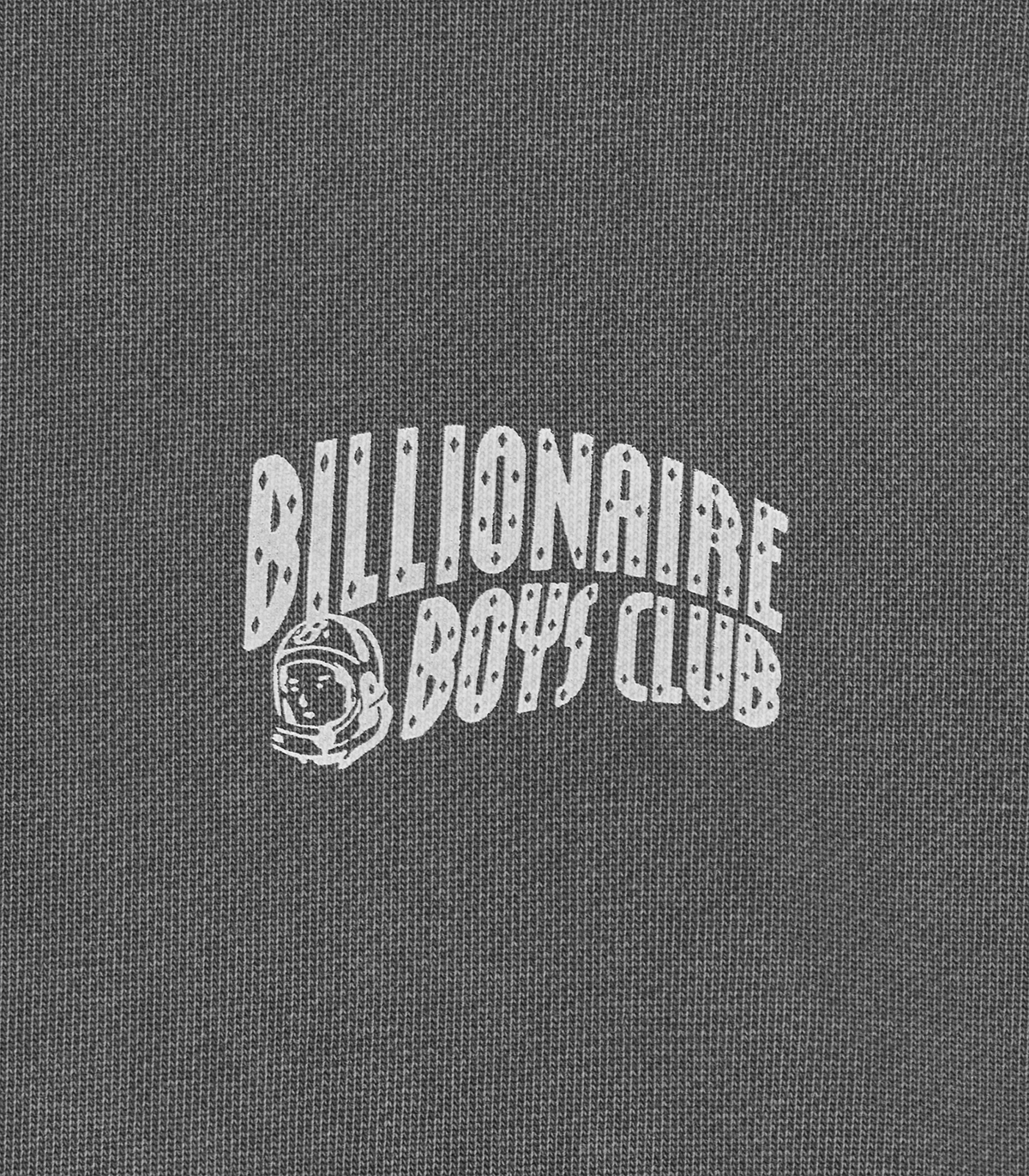 Detalle del logo BILLIONAIRE BOYS CLUB en letras arqueadas con el emblema del astronauta sobre el tejido gris