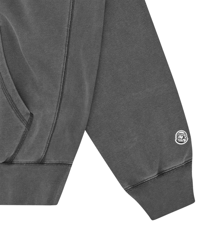 Detalle del puño acanalado y el pequeño logo en la manga de la sudadera Billionaire Boys Club gris