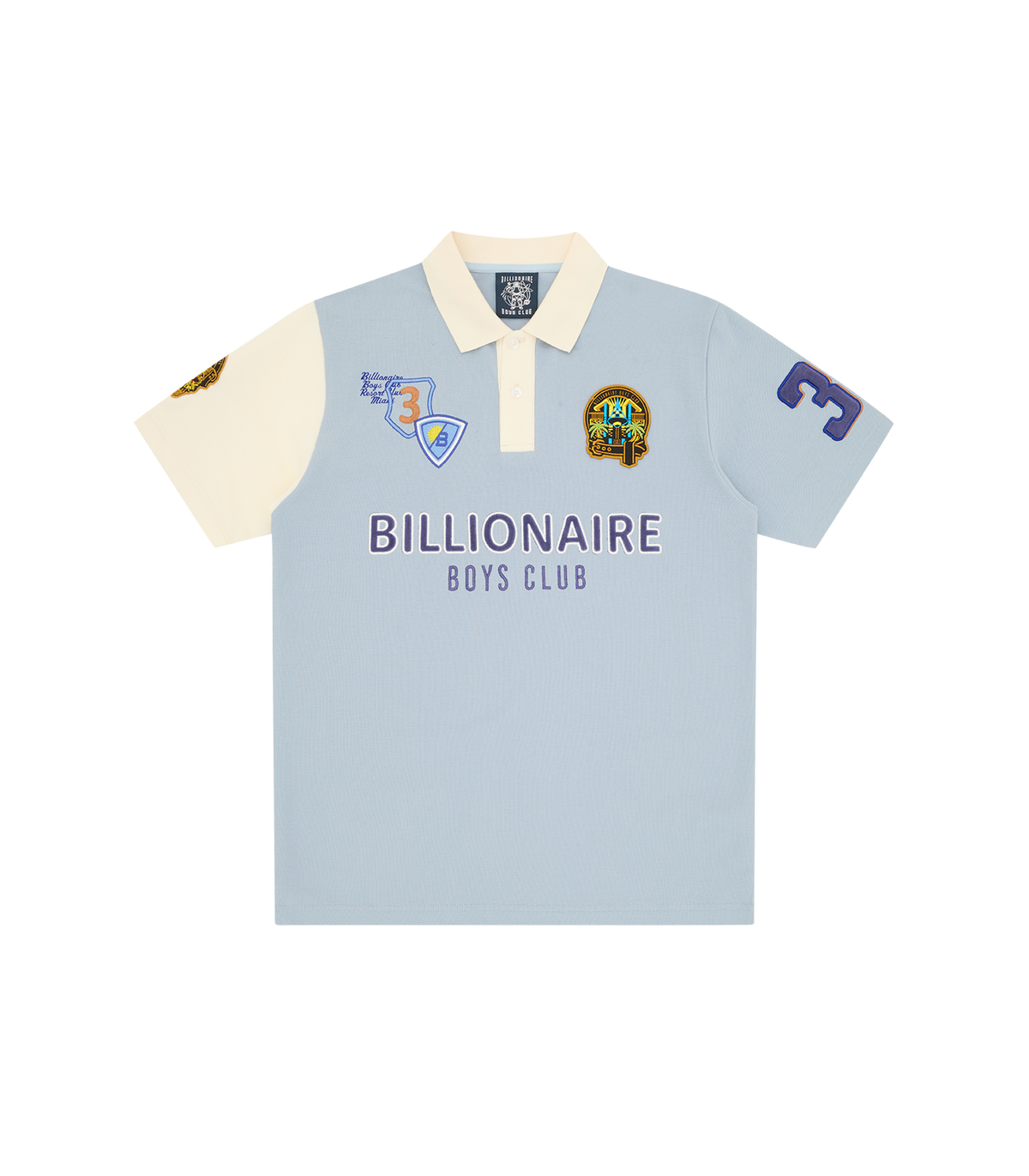 Polo Billionaire Boys Club Resort azul claro con cuello crema, BILLIONAIRE BOYS CLUB en el pecho, número 3 en la manga y parches bordados, vista frontal