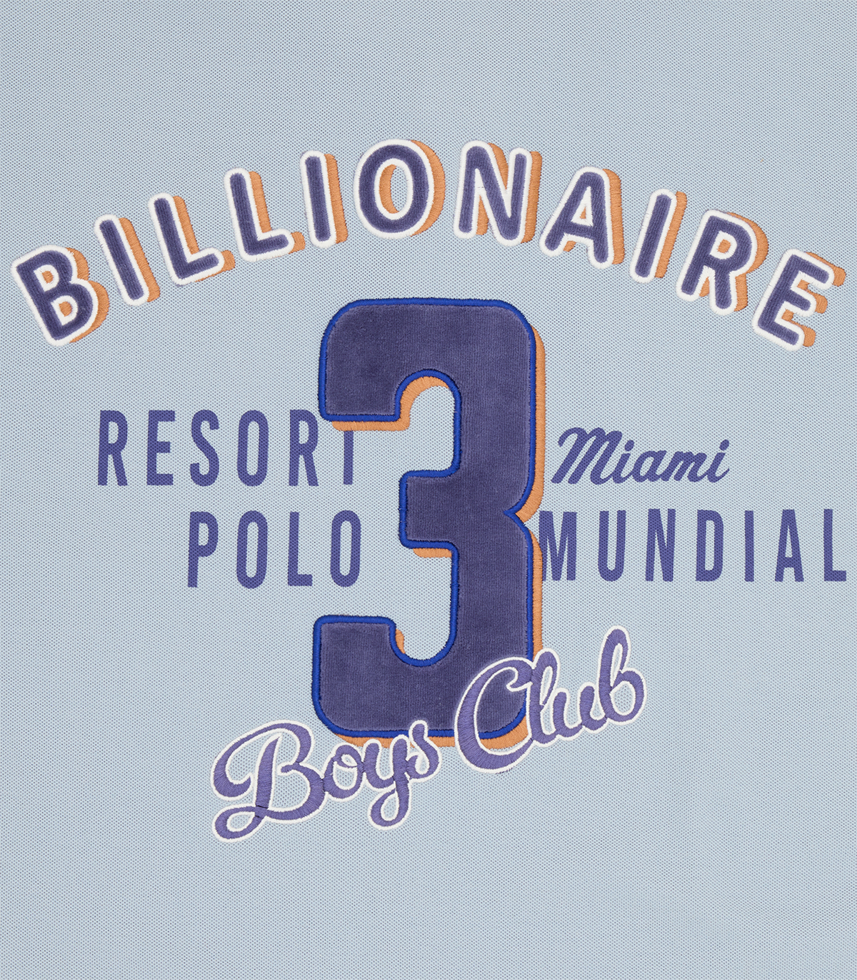 Detalle del texto BILLIONAIRE RESORT POLO MUNDIAL Miami con el número 3 en azul sobre el polo azul claro
