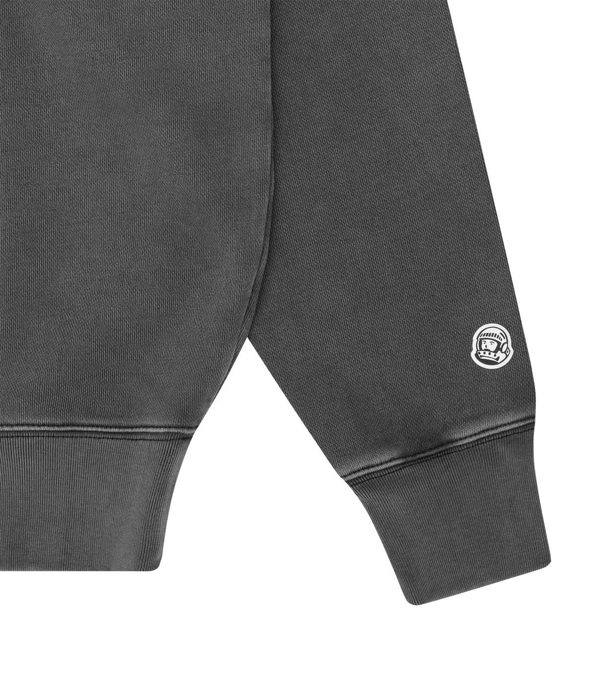 Detalle del puño acanalado y el pequeño logo en la manga de la sudadera Billionaire Boys Club gris