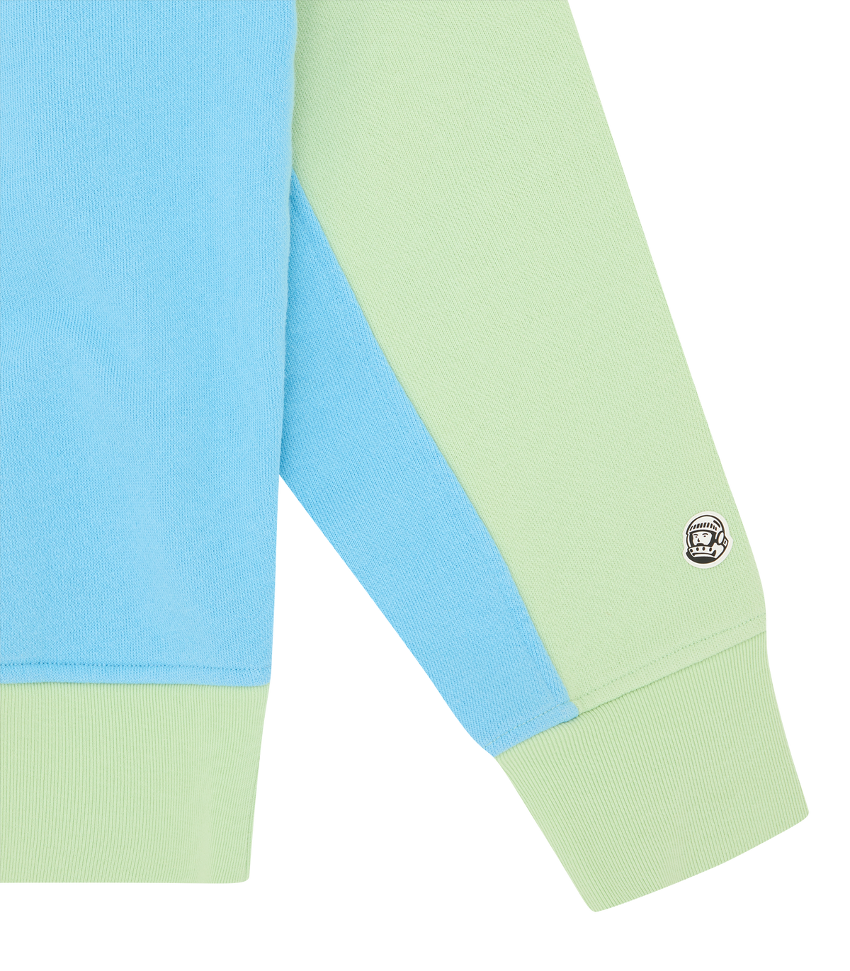 Detalle de la manga verde menta, el panel azul y el puño acanalado de la sudadera Billionaire Boys Club Script Quarter Zip