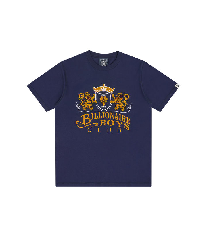 Camiseta Billionaire Boys Club azul marino con escudo heráldico de leones y BILLIONAIRE BOYS CLUB en dorado en el pecho, vista frontal