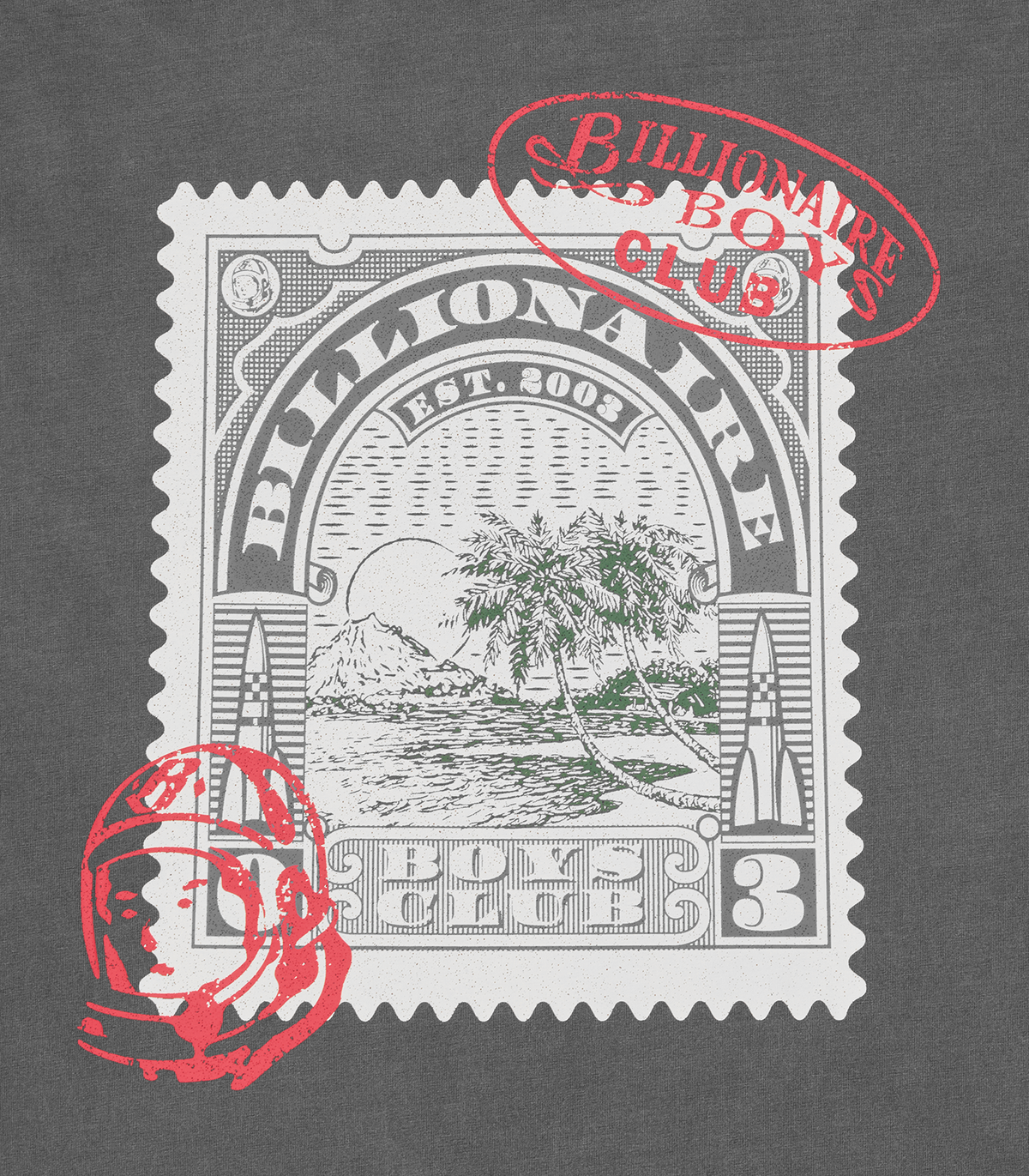 Detalle del gráfico tipo sello postal con la palmera y BILLIONAIRE BOYS CLUB y sellos rojos sobre la camiseta gris