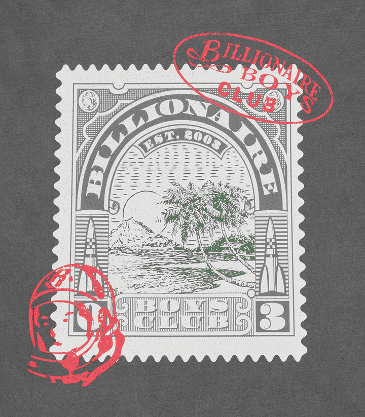 Detalle del gráfico tipo sello postal con la palmera y BILLIONAIRE BOYS CLUB y sellos rojos sobre la camiseta gris