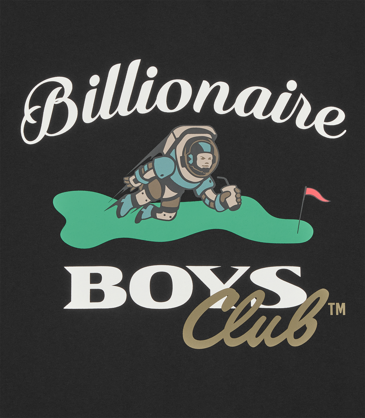 Detalle del astronauta golfista sobre césped verde con Billionaire Boys Club en el pecho de la camiseta negra