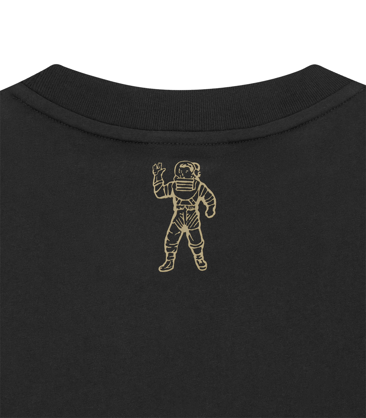 Detalle del astronauta en dorado en la parte alta de la espalda de la camiseta Billionaire Boys Club negra