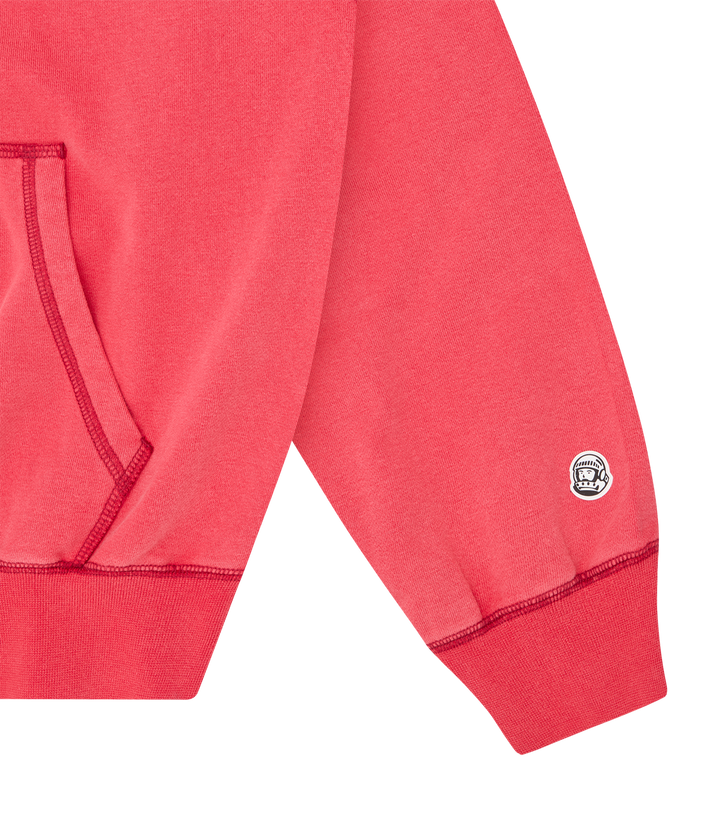 Detalle del puño acanalado y el pequeño logo en la manga de la sudadera Billionaire Boys Club roja