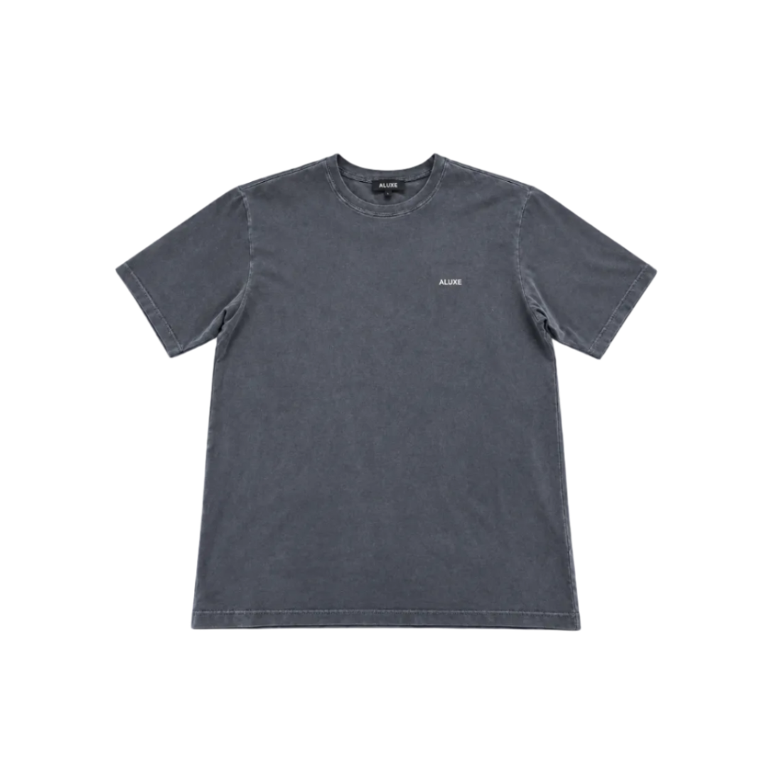 Camiseta ALUXE Release en gris washed con logo ALUXE serigrafiado en el pecho