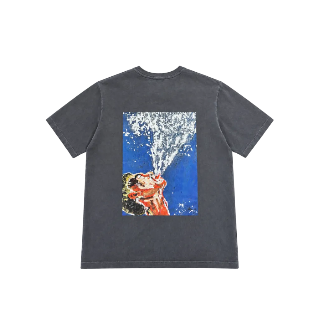 Camiseta ALUXE Release gris con estampado artístico de figura sobre fondo azul en el pecho