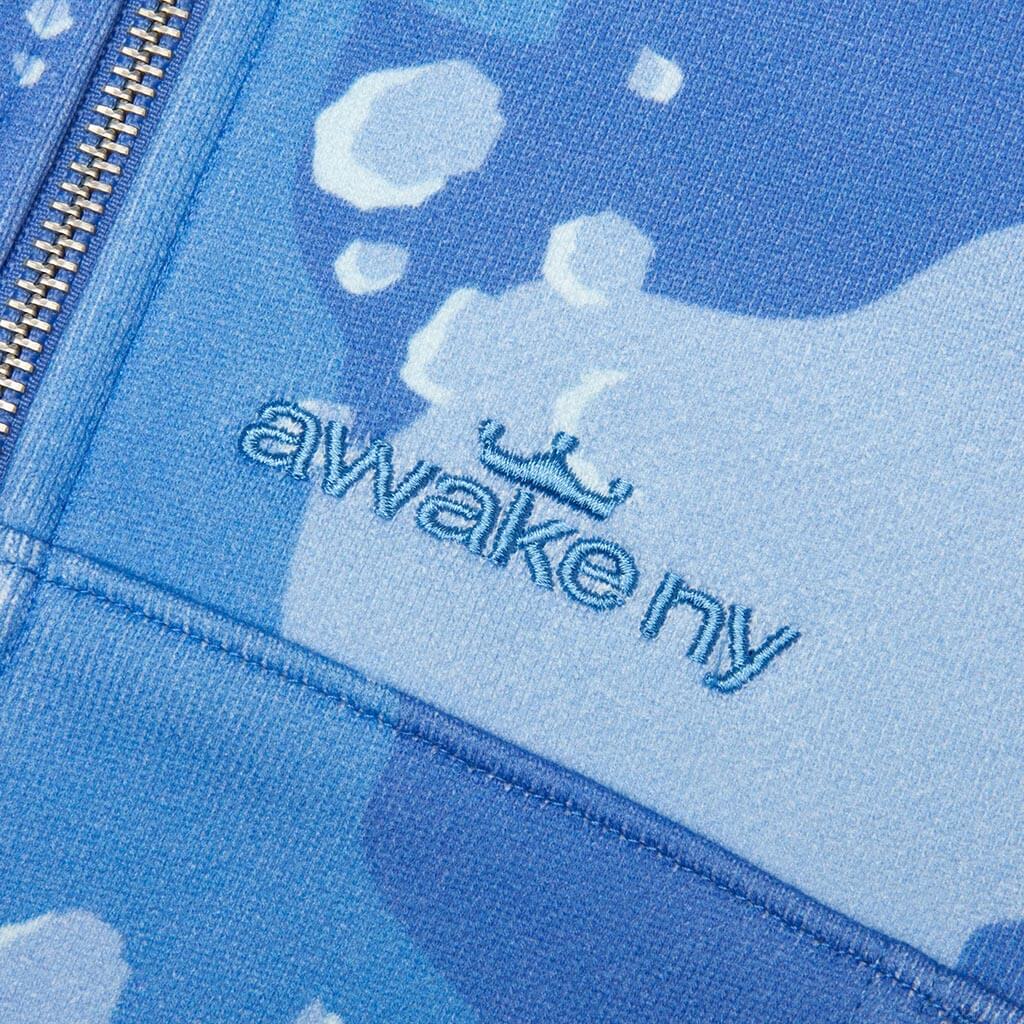 Detalle del bordado Awake NY con corona al tono sobre el camuflaje azul