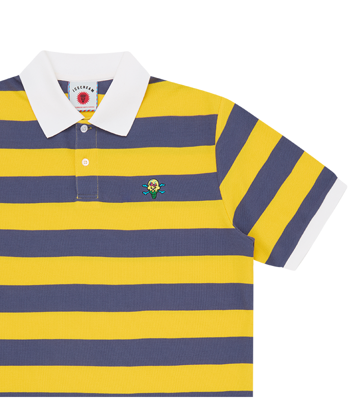 Detalle del cuello blanco y las rayas azul y amarillo del polo ICECREAM Cones & Bones