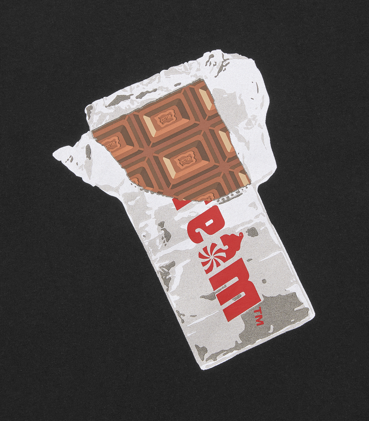 Detalle del gráfico foil de tableta de chocolate ICECREAM en el pecho de la camiseta negra