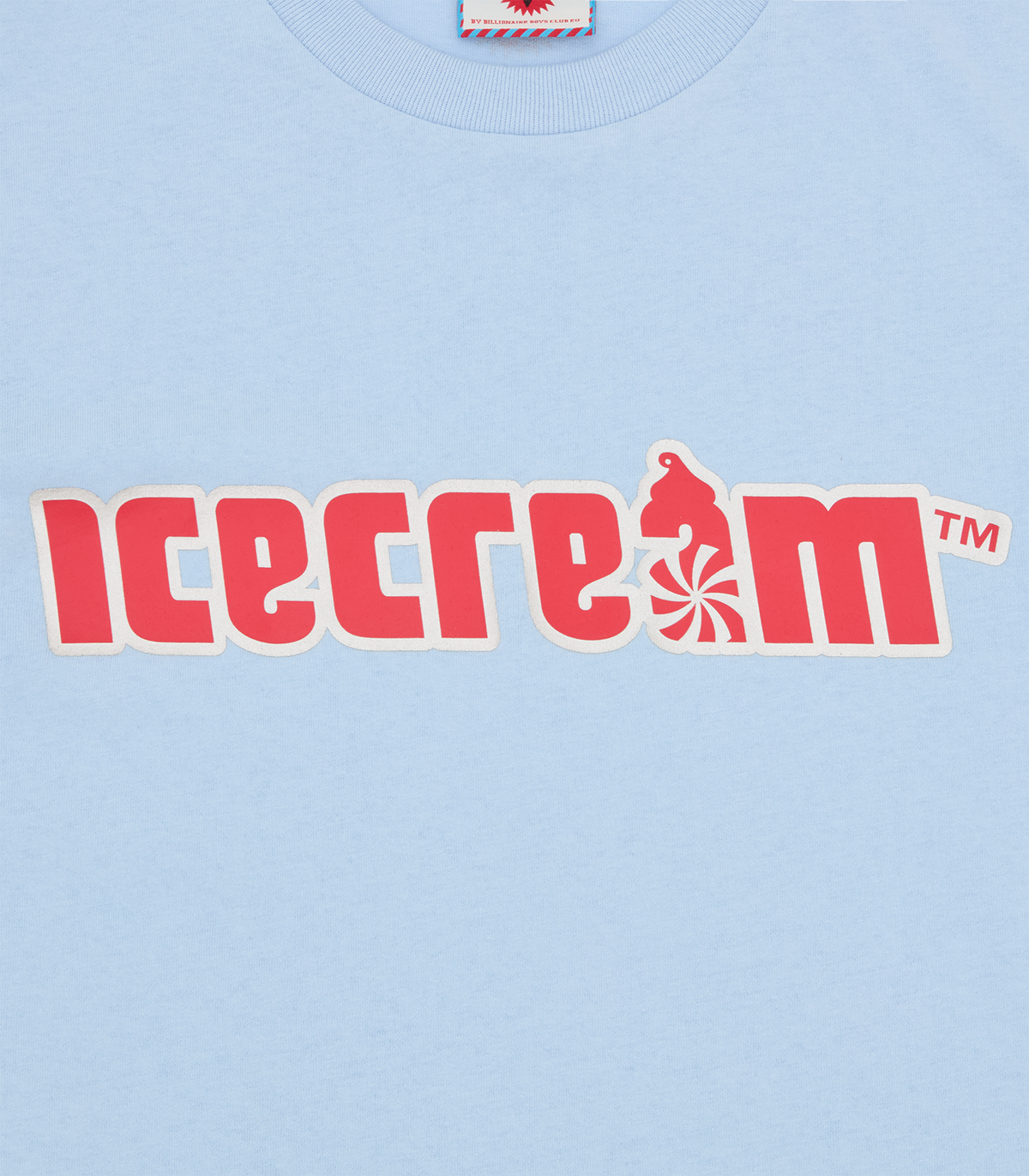 Detalle del gráfico foil ICECREAM Soft Serve en el pecho de la camiseta azul