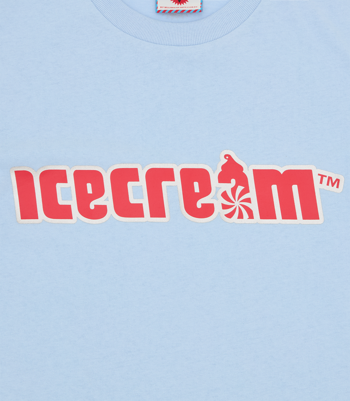 Detalle del gráfico foil ICECREAM Soft Serve en el pecho de la camiseta azul