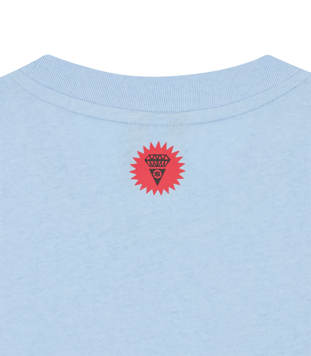 Detalle del signet IC estampado en la nuca de la camiseta ICECREAM Soft Serve azul