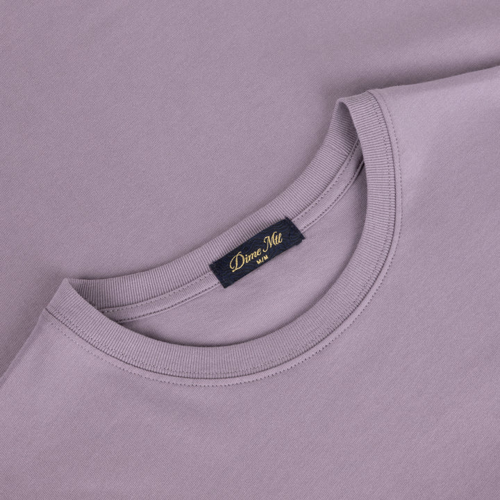 Detalle de la etiqueta interior Dime MTL en el cuello de la camiseta plum gray