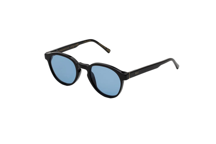 Gafas de sol RSF The Warhol Azure con montura de acetato negro y lente azul, vista de tres cuartos