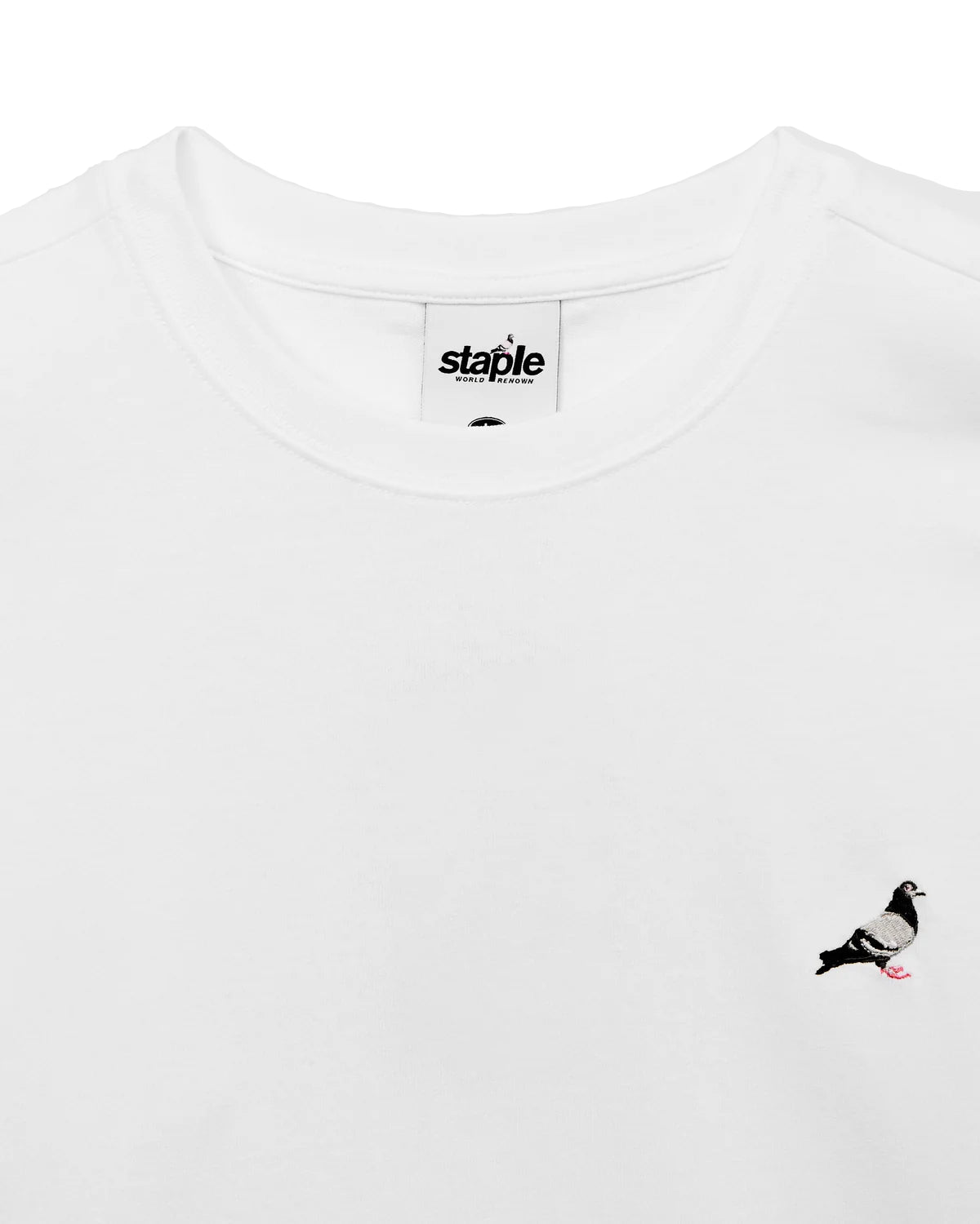 Detalle del cuello con etiqueta Staple y el Pigeon bordado sobre la camiseta blanca