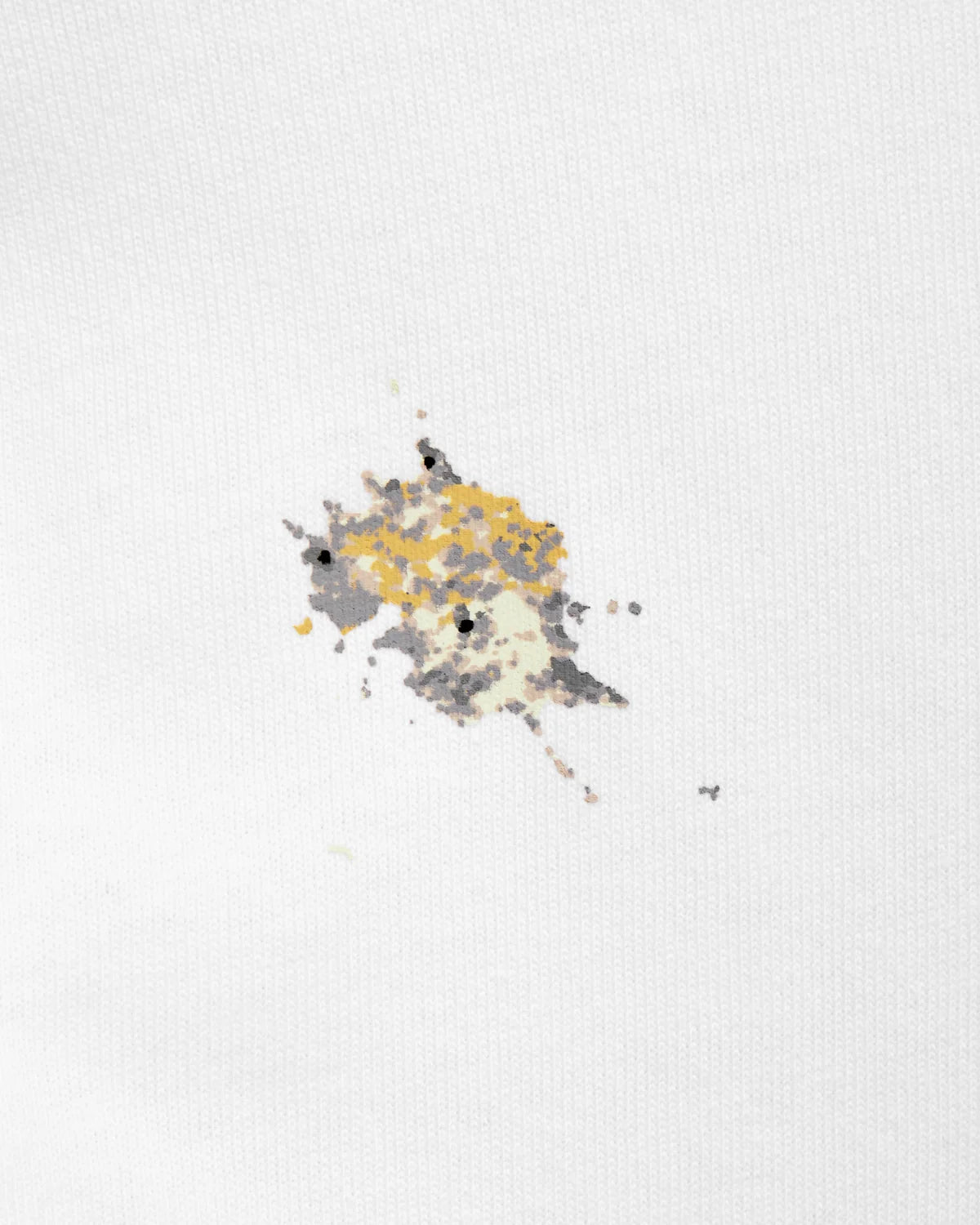 Detalle del reverso del bordado Pigeon en la camiseta Staple blanca