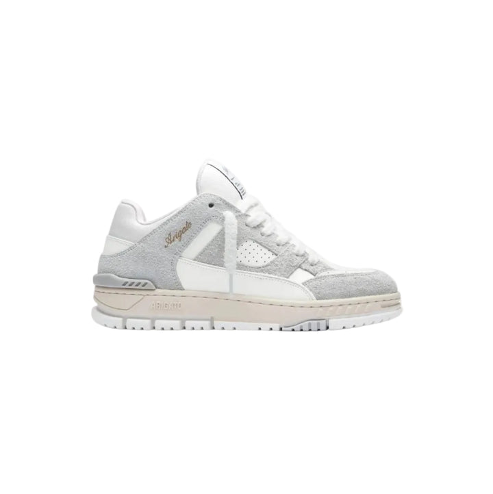 Zapatilla Axel Arigato Area Lo Fluffy en piel blanca y ante gris peludo con suela chunky, vista de perfil