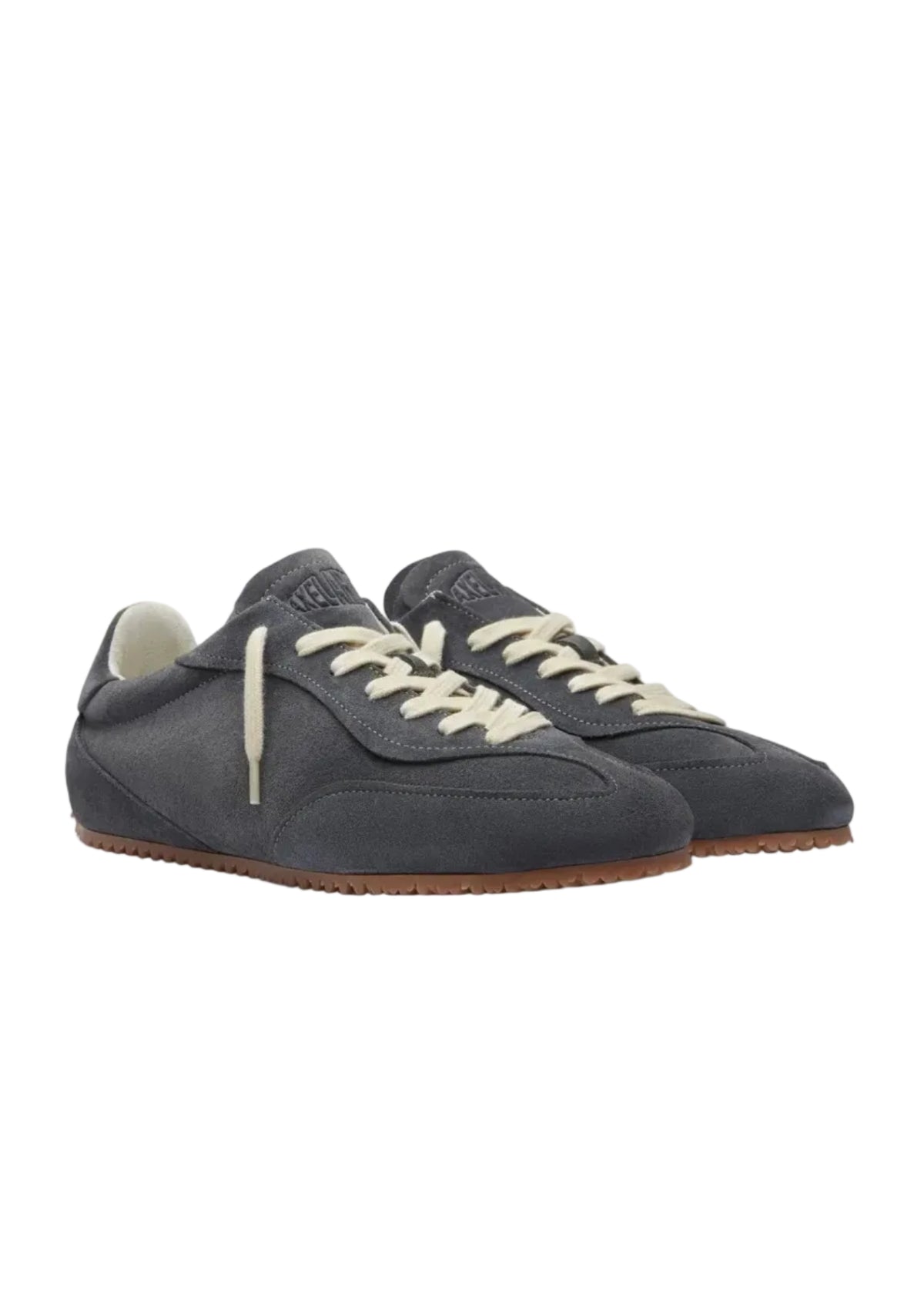 Zapatilla Axel Arigato Daze Runner en ante gris oscuro, vista de tres cuartos