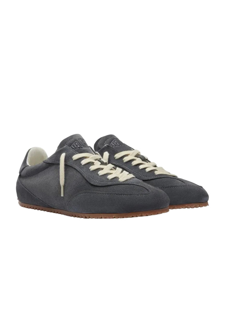 Zapatilla Axel Arigato Daze Runner en ante gris oscuro, vista de tres cuartos