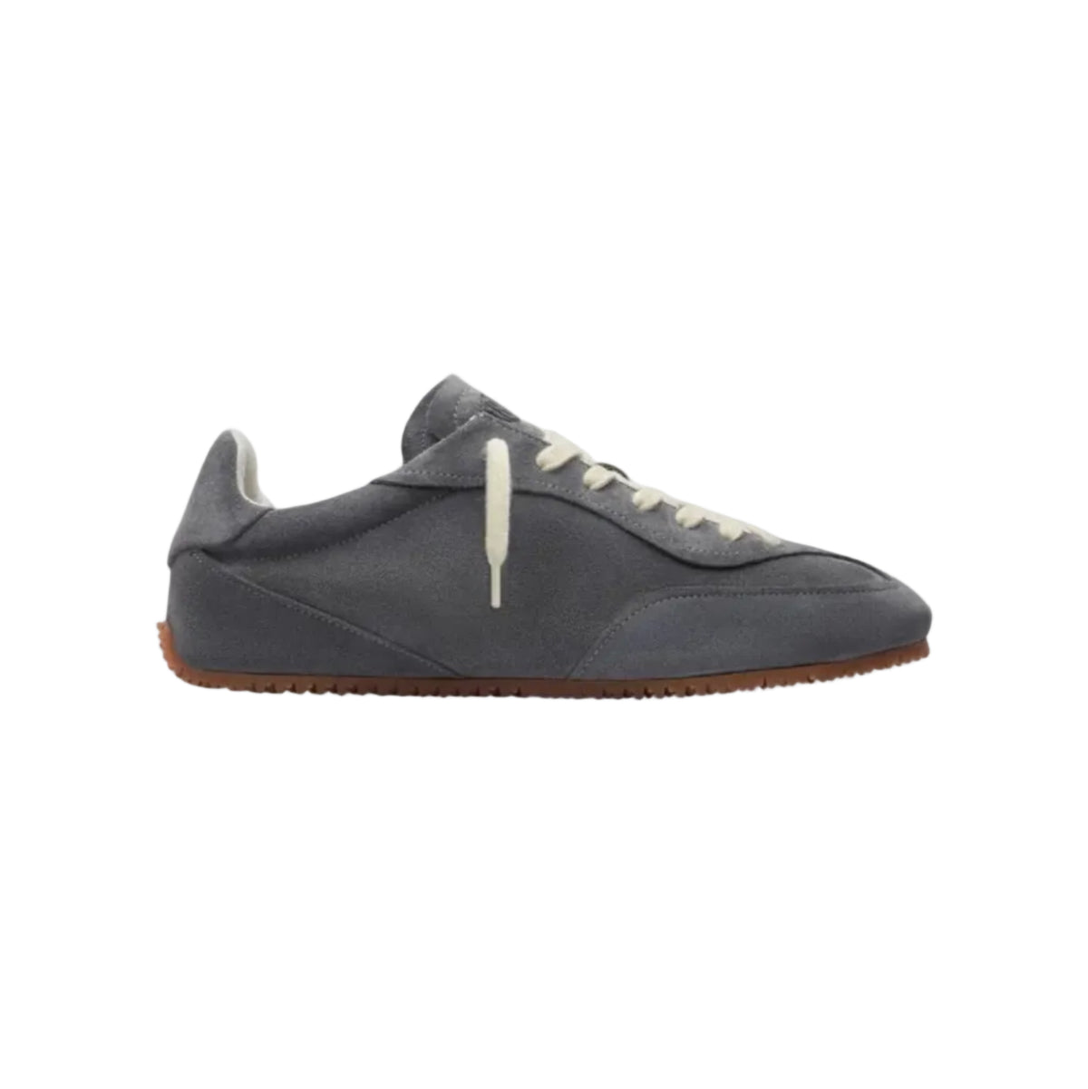 Zapatilla Axel Arigato Daze Runner en ante liso gris oscuro con suela gum, vista de perfil