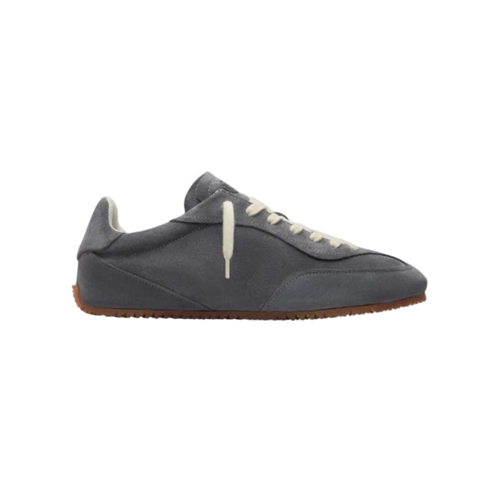 Zapatilla Axel Arigato Daze Runner en ante liso gris oscuro con suela gum, vista de perfil