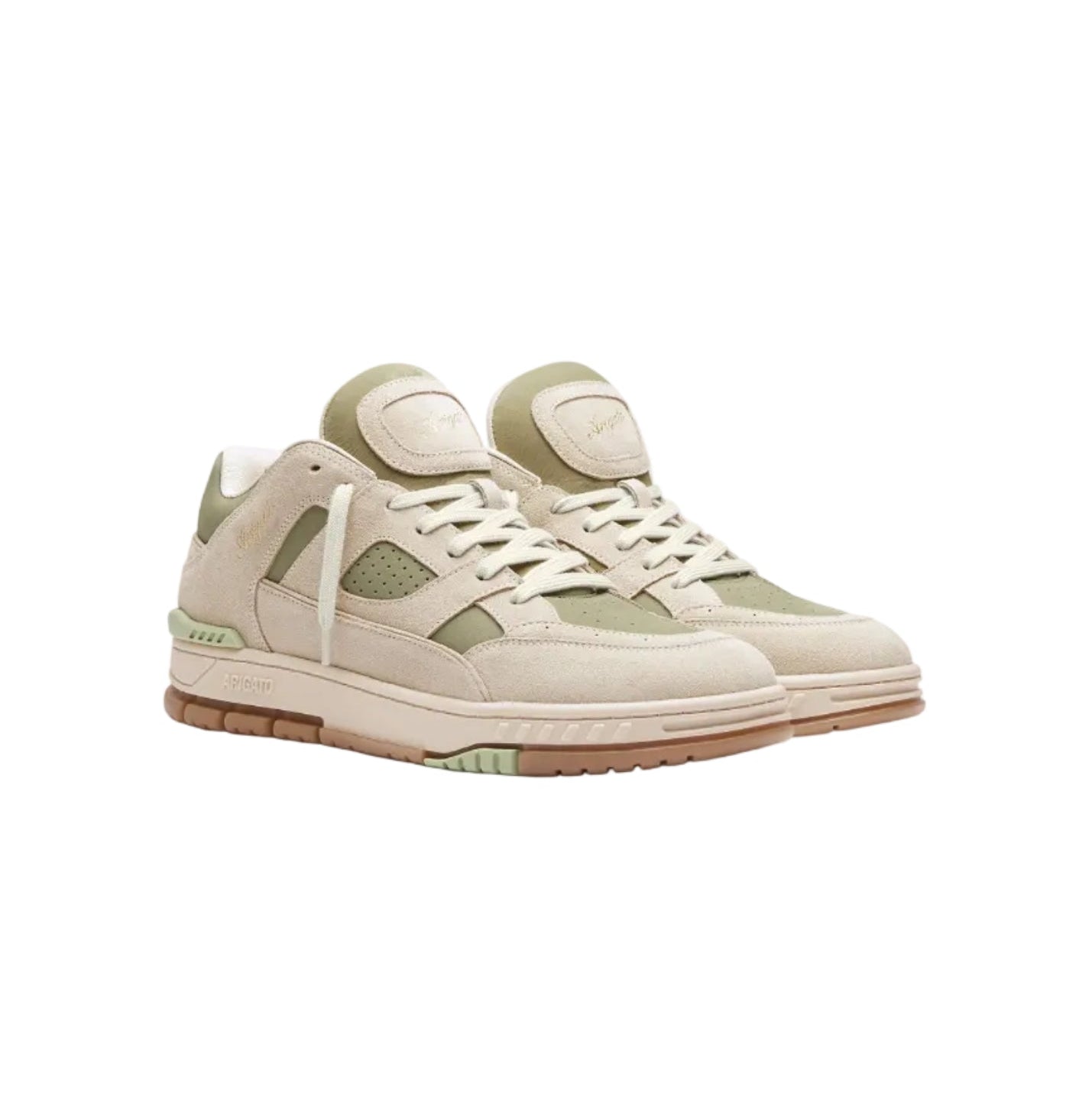 Par de zapatillas Axel Arigato Area Lo en ante beige y khaki vistas de tres cuartos, con los paneles de ante