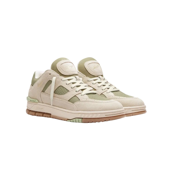 Par de zapatillas Axel Arigato Area Lo en ante beige y khaki vistas de tres cuartos, con los paneles de ante