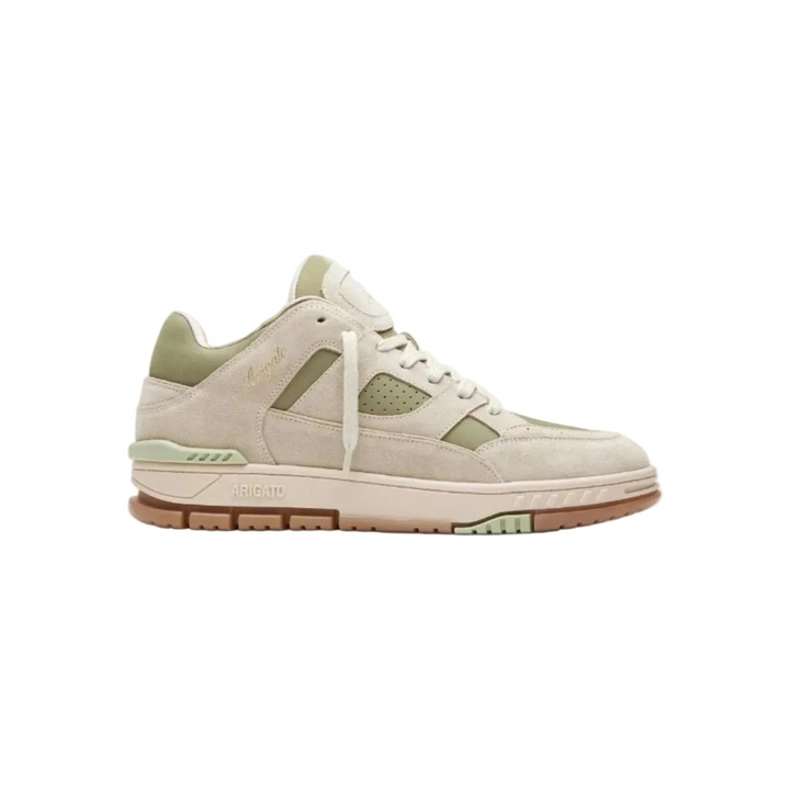 Zapatilla Axel Arigato Area Lo en ante beige y verde khaki con suela gum y cordones azules, vista de perfil