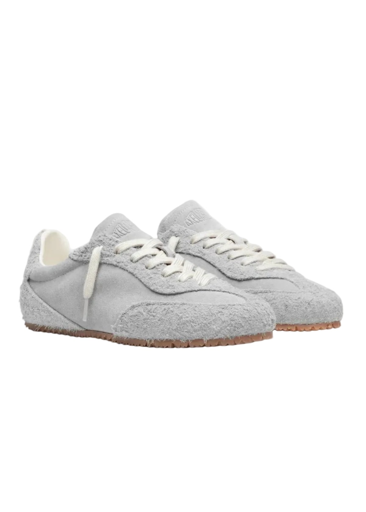 Zapatilla Axel Arigato Daze Runner en ante cepillado gris y off white, vista de tres cuartos