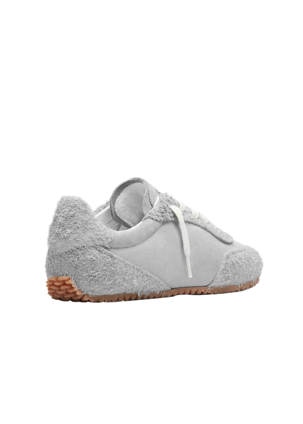 Zapatilla Axel Arigato Daze Runner en ante cepillado gris y off white, vista de tres cuartos trasera