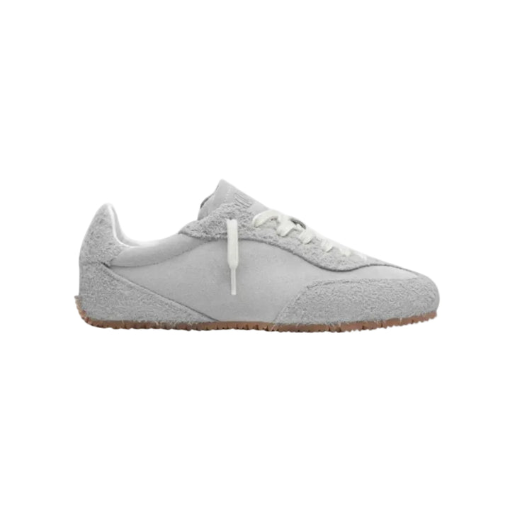 Axel Arigato Daze Runner en ante cepillado gris claro y off white con suela gum, vista de perfil