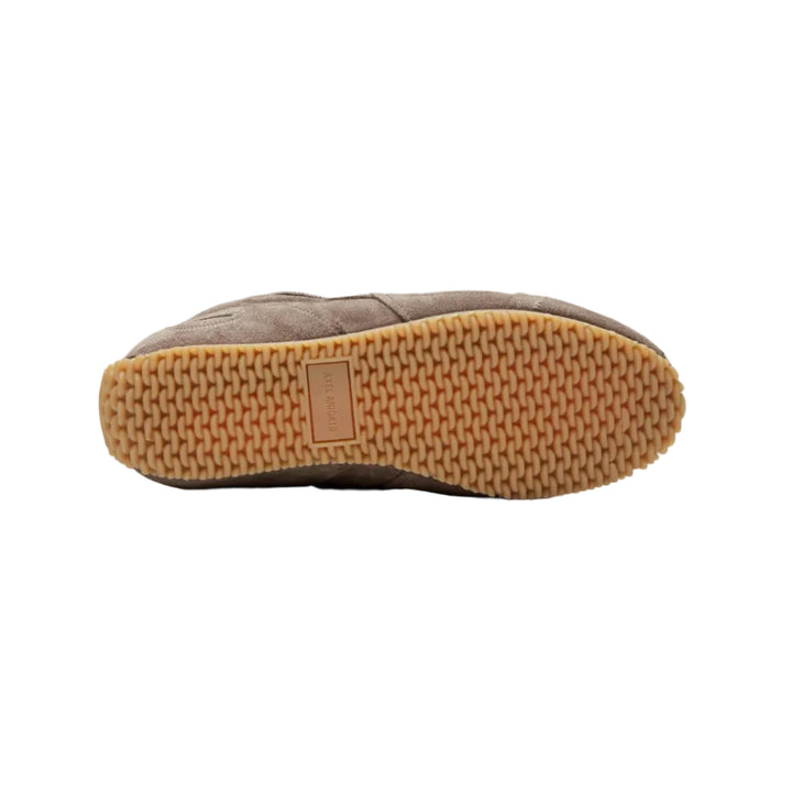 Suela de goma color caramelo de la zapatilla de ante marrón topo, vista inferior