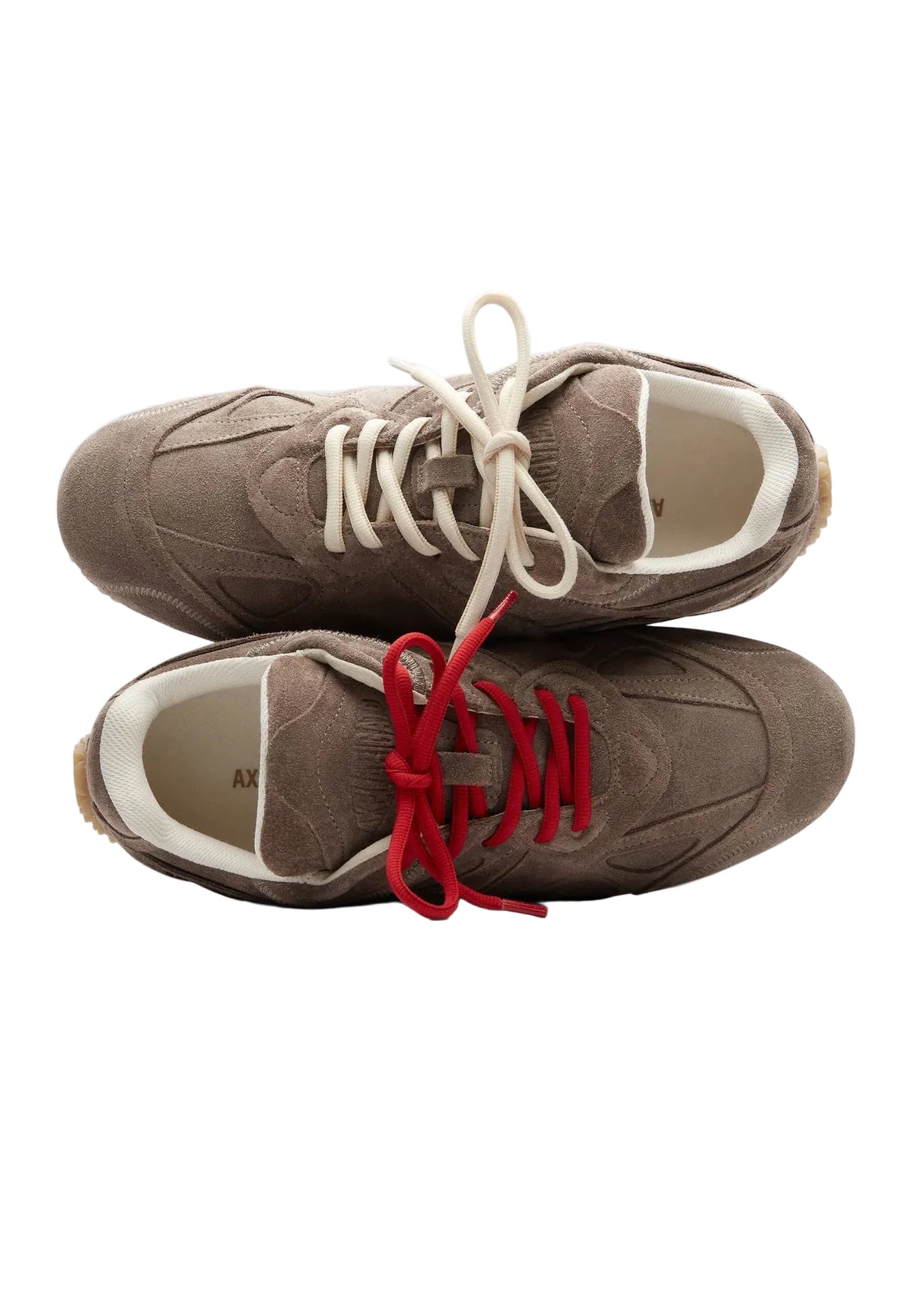Par de zapatillas de ante marrón topo apiladas, con cordones rojos y suela de goma caramelo