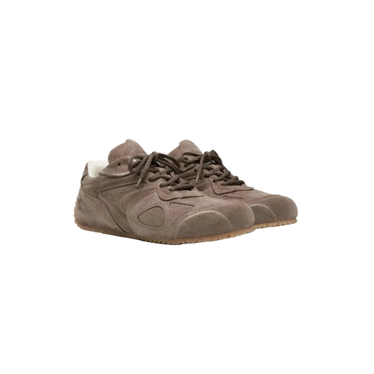 Zapatilla de ante marrón topo, vista lateral en tres cuartos