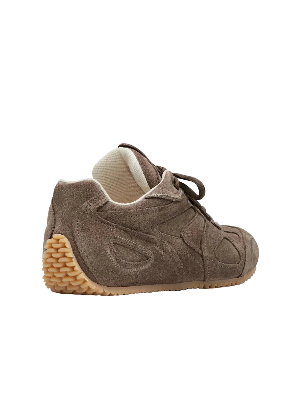 Zapatilla de ante marrón topo con suela de goma caramelo, vista tres cuartos delantera