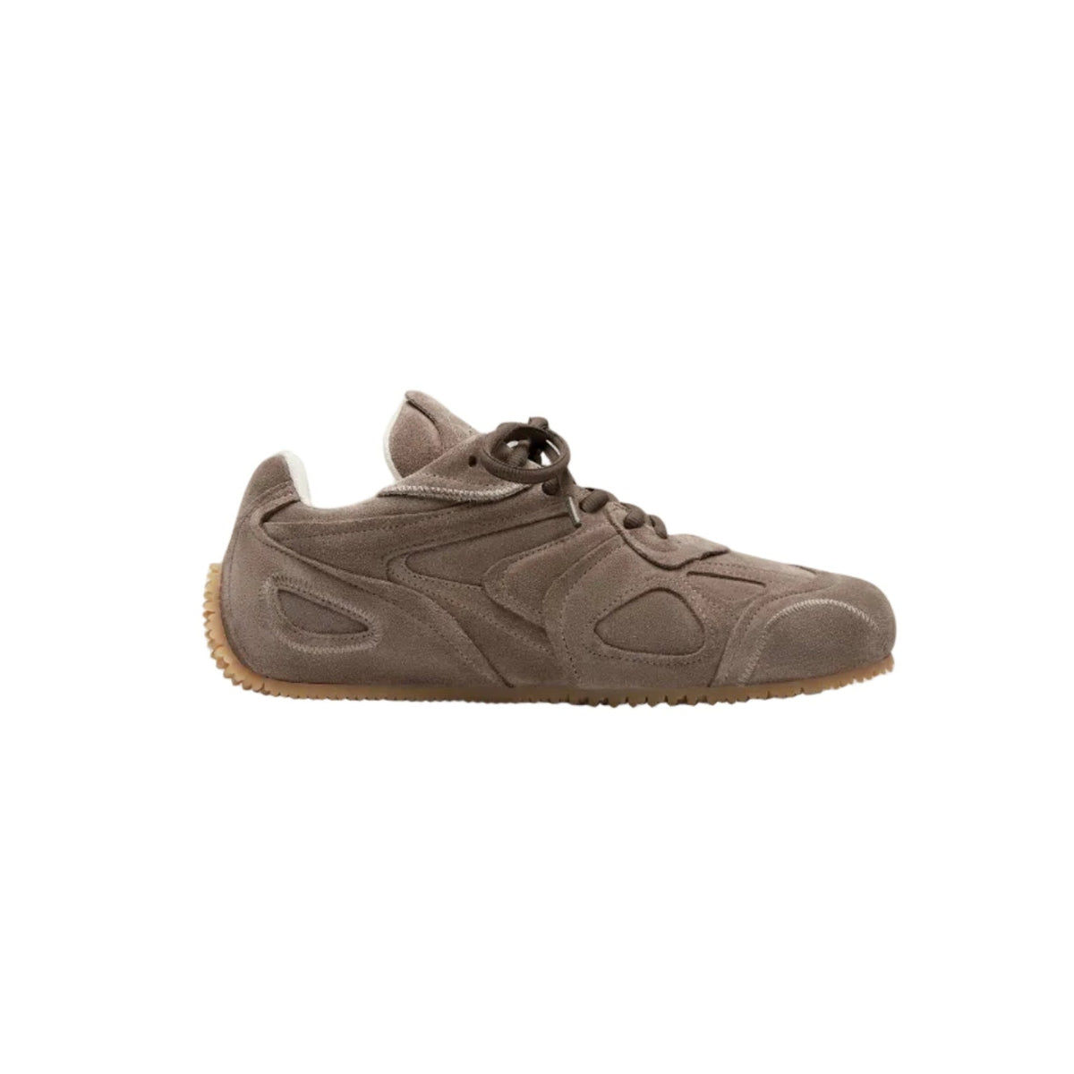 Zapatilla de ante marrón topo con suela de goma color caramelo, vista de perfil