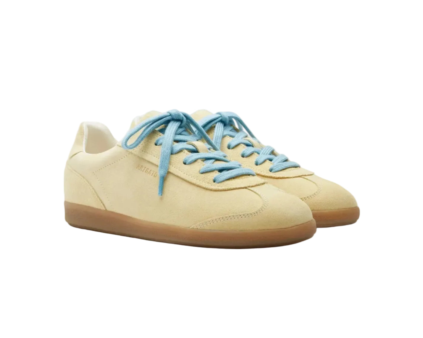  Par de zapatillas Axel Arigato Zane en ante amarillo claro con cordones azules, vista de tres cuartos frontal